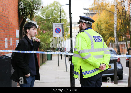 West Hampstead. London. UK 6 Nov 2018 - Der Tatort auf Lithos Road in West Hampstead. Ein Mann in seinem jugendlich war auf Billy Fury Weg Lithos Road in West Hampstead am Dienstag abend erstochen. Die jugendlich ist, berichtet in einem "kritischen Zustand" im Krankenhaus zu sein. Scotland Yard Commander Stuart Cundy sagte zusätzliche Polizisten in jeder Gemeinde nach einem "schrecklichen" Paar Tagen bereitgestellt wurden. Credit: Dinendra Haria/Alamy leben Nachrichten Stockfoto