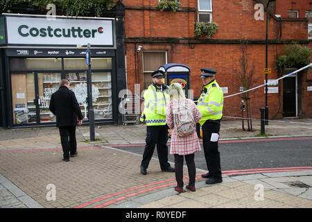 West Hampstead. London. UK 6 Nov 2018 - Der Tatort auf Lithos Road in West Hampstead. Ein Mann in seinem jugendlich war auf Billy Fury Weg Lithos Road in West Hampstead am Dienstag abend erstochen. Die jugendlich ist, berichtet in einem "kritischen Zustand" im Krankenhaus zu sein. Scotland Yard Commander Stuart Cundy sagte zusätzliche Polizisten in jeder Gemeinde nach einem "schrecklichen" Paar Tagen bereitgestellt wurden. Credit: Dinendra Haria/Alamy leben Nachrichten Stockfoto