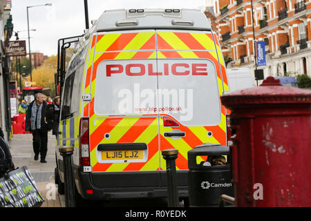 West Hampstead. London. UK 6 Nov 2018 - British Transport Police suche Mannschaft kommt in der Nähe von Finchley Road und Frognal S-Bahnhof ein Mann in seinem jugendlich war auf Billy Fury Weg Lithos Road in West Hampstead am Dienstag abend erstochen. Die jugendlich ist, berichtet in einem "kritischen Zustand" im Krankenhaus zu sein. Scotland Yard Commander Stuart Cundy sagte zusätzliche Polizisten in jedem Bezirk eingesetzt wurden. Dinendra Haria/Gutschrift: Dinendra Haria/Alamy leben Nachrichten Stockfoto