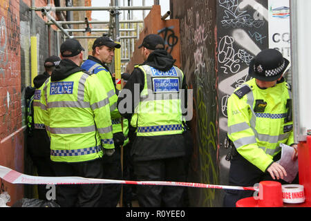 West Hampstead. London. UK 6 Nov 2018 - British Transport Police suche Mannschaft kommt in der Nähe von Finchley Road und Frognal S-Bahnhof ein Mann in seinem jugendlich war auf Billy Fury Weg Lithos Road in West Hampstead am Dienstag abend erstochen. Die jugendlich ist, berichtet in einem "kritischen Zustand" im Krankenhaus zu sein. Scotland Yard Commander Stuart Cundy sagte zusätzliche Polizisten in jedem Bezirk eingesetzt wurden. Dinendra Haria/Gutschrift: Dinendra Haria/Alamy leben Nachrichten Stockfoto