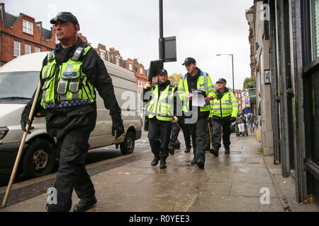 West Hampstead. London. UK 6 Nov 2018 - British Transport Police suche Mannschaft kommt in der Nähe von Finchley Road und Frognal S-Bahnhof ein Mann in seinem jugendlich war auf Billy Fury Weg Lithos Road in West Hampstead am Dienstag abend erstochen. Die jugendlich ist, berichtet in einem "kritischen Zustand" im Krankenhaus zu sein. Scotland Yard Commander Stuart Cundy sagte zusätzliche Polizisten in jedem Bezirk eingesetzt wurden. Dinendra Haria/Gutschrift: Dinendra Haria/Alamy leben Nachrichten Stockfoto