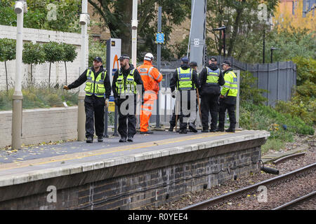 West Hampstead. London. UK 6 Nov 2018 - British Transport Police suche Team führt die Suche in der Nähe von Finchley Road und Frognal S-Bahnhof ein Mann in seinem jugendlich auf Billy Fury Weg Lithos Road in West Hampstead am Dienstag abend erstochen wurde. Die jugendlich ist, berichtet in einem "kritischen Zustand" im Krankenhaus zu sein. Scotland Yard Commander Stuart Cundy sagte zusätzliche Polizisten in jedem Bezirk eingesetzt wurden. Credit: Dinendra Haria/Alamy leben Nachrichten Stockfoto