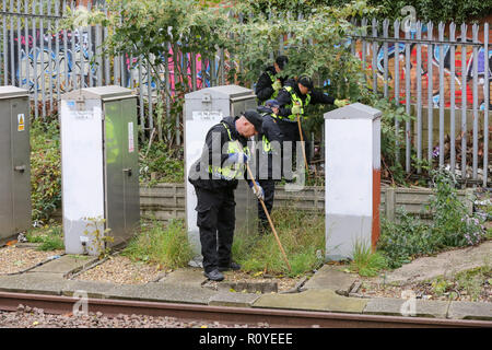 West Hampstead. London. UK 6 Nov 2018 - British Transport Police suche Team führt die Suche in der Nähe von Finchley Road und Frognal S-Bahnhof ein Mann in seinem jugendlich auf Billy Fury Weg Lithos Road in West Hampstead am Dienstag abend erstochen wurde. Die jugendlich ist, berichtet in einem "kritischen Zustand" im Krankenhaus zu sein. Scotland Yard Commander Stuart Cundy sagte zusätzliche Polizisten in jedem Bezirk eingesetzt wurden. Credit: Dinendra Haria/Alamy leben Nachrichten Stockfoto