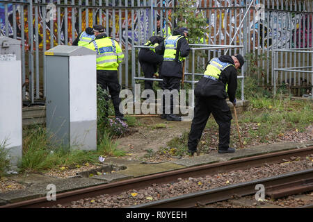 West Hampstead. London. UK 6 Nov 2018 - British Transport Police suche Team führt die Suche in der Nähe von Finchley Road und Frognal S-Bahnhof ein Mann in seinem jugendlich auf Billy Fury Weg Lithos Road in West Hampstead am Dienstag abend erstochen wurde. Die jugendlich ist, berichtet in einem "kritischen Zustand" im Krankenhaus zu sein. Scotland Yard Commander Stuart Cundy sagte zusätzliche Polizisten in jedem Bezirk eingesetzt wurden. Credit: Dinendra Haria/Alamy leben Nachrichten Stockfoto