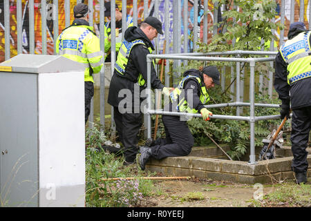 West Hampstead. London. UK 6 Nov 2018 - British Transport Police suche Team führt die Suche in der Nähe von Finchley Road und Frognal S-Bahnhof ein Mann in seinem jugendlich auf Billy Fury Weg Lithos Road in West Hampstead am Dienstag abend erstochen wurde. Die jugendlich ist, berichtet in einem "kritischen Zustand" im Krankenhaus zu sein. Scotland Yard Commander Stuart Cundy sagte zusätzliche Polizisten in jedem Bezirk eingesetzt wurden. Credit: Dinendra Haria/Alamy leben Nachrichten Stockfoto