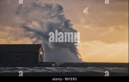 Lyme Regis, Dorset. 8. November 2018. UK Wetter: Der Cobb in Lyme Regis, Dorset England, erhalten ein Zerschlagen von der massiven Wellen am Morgen des 8. November bei Flut wie die Sonne schien. UK Wetter: Simon Emmett/Alamy leben Nachrichten Stockfoto