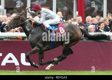 Paris, Frankreich. 5. Okt 2014. Thierry Jarnet reiten Treve gewinnt die Qatar Prix de I'Arc de Triomphe an der Pferderennbahn Longchamp. Credit: Osama Faisal/SOPA Images/ZUMA Draht/Alamy leben Nachrichten Stockfoto