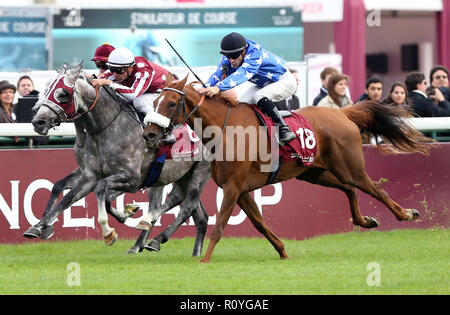 Paris, Frankreich. 5. Okt 2014. Jockeys werden gesehen laufen während des Katar Triumphbogen Preis an der Rennbahn von Longchamp. Credit: Osama Faisal/SOPA Images/ZUMA Draht/Alamy leben Nachrichten Stockfoto