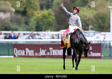 Paris, Frankreich. 5. Okt 2014. Thierry Jarnet reiten Treve gesehen Feiern nach dem Überqueren der Ziellinie die Qatar Prix de l'Arc de Triomphe Pferderennen auf der Rennbahn von Longchamp zu gewinnen. Credit: Osama Faisal/SOPA Images/ZUMA Draht/Alamy leben Nachrichten Stockfoto