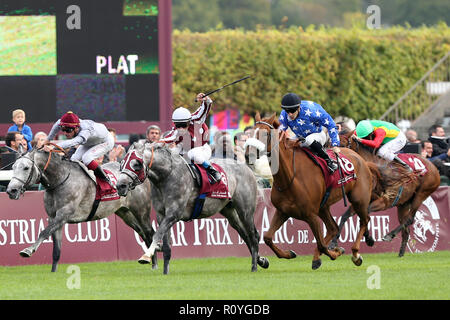 Paris, Frankreich. 5. Okt 2014. Jockeys werden gesehen laufen während des Katar Triumphbogen Preis an der Rennbahn von Longchamp. Credit: Osama Faisal/SOPA Images/ZUMA Draht/Alamy leben Nachrichten Stockfoto