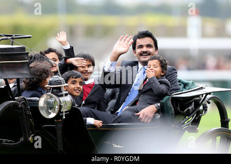 Paris, Frankreich. 5. Okt 2014. Sheikh Joann bin Khalifa al-Thani und seinen sechs Söhnen gesehen werden, die sich in einem Wagen während der Trophy Zeremonie nach dem Qatar Prix de I'Arc de Triomphe an der Pferderennbahn Longchamp. Credit: Osama Faisal/SOPA Images/ZUMA Draht/Alamy leben Nachrichten Stockfoto