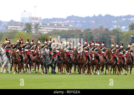 Paris, Frankreich. 5. Okt 2014. Ehrengarde sind bei der Siegerehrung während Qatar Prix de l'Arc de Triomphe an ParisLongchamp Pferderennbahn gesehen. Credit: Osama Faisal/SOPA Images/ZUMA Draht/Alamy leben Nachrichten Stockfoto