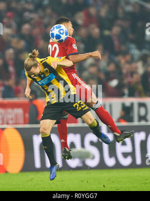 München, Deutschland. 7. Nov 2018. FC Bayern Fußball, München, 07. November 2018 Serge GNABRY, FCB 22 für die Kugel konkurrieren, Bekämpfung, Duell, Kopfzeile, Kampf gegen Niklas HULT, Athen Nr. 23 FC BAYERN MÜNCHEN - AEK Athen FC 2-0 UEFA Fußball Champions League, München, 07. November 2018, Saison 2018/2019, Gruppenphase, Gruppe E, FCB, © Peter Schatz/Alamy leben Nachrichten Stockfoto