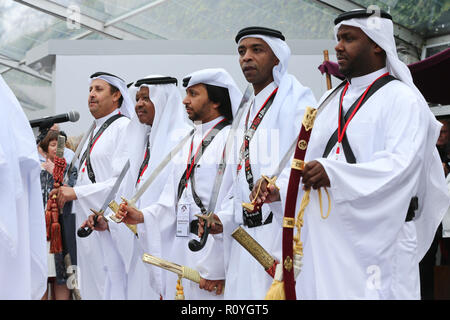 Paris, Frankreich. 5. Okt 2014. Qatari Männer sind gesehen ihren Tanz und Musik während der Qatar Prix de l'Arc de Triomphe Event an der Pferderennbahn Longchamp. Credit: Osama Faisal/SOPA Images/ZUMA Draht/Alamy leben Nachrichten Stockfoto