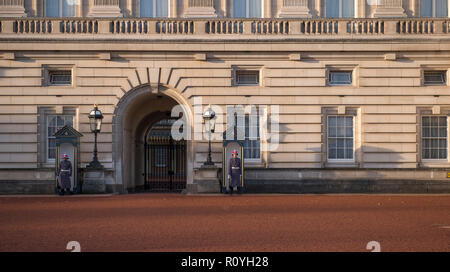 Buckingham Palace, London, Großbritannien. 8. November 2018. Der königlichen kanadischen Regiment auf Wache am Buckingham Palace in der frühen Morgensonne. Credit: Malcolm Park/Alamy Leben Nachrichten. Stockfoto