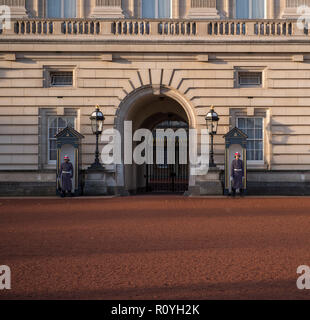 Buckingham Palace, London, Großbritannien. 8. November 2018. Der königlichen kanadischen Regiment auf Wache am Buckingham Palace in der frühen Morgensonne. Credit: Malcolm Park/Alamy Leben Nachrichten. Stockfoto