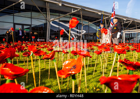 Flughafen London Southend, Essex, Großbritannien. Anlässlich des Jahrestages des Endes des Zweiten Weltkriegs ein commemorative Garten außerhalb des Terminal am Flughafen London Southend bestehend aus 2000 rot Keramik Mohn durch Hunderte von Kindern aus 25 Southend Schulen geöffnet wurde Stockfoto