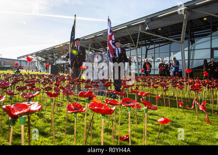 Flughafen London Southend, Essex, Großbritannien. Anlässlich des Jahrestages des Endes des Zweiten Weltkriegs ein commemorative Garten außerhalb des Terminal am Flughafen London Southend bestehend aus 2000 rot Keramik Mohn durch Hunderte von Kindern aus 25 Southend Schulen geöffnet wurde Stockfoto