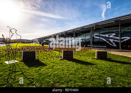 Flughafen London Southend, Essex, Großbritannien. Anlässlich des Jahrestages des Endes des Zweiten Weltkriegs ein commemorative Garten außerhalb des Terminal am Flughafen London Southend bestehend aus 2000 rot Keramik Mohn durch Hunderte von Kindern aus 25 Southend Schulen geöffnet wurde. Tommy silhouette Zahlen gibt, aber nicht dort Stockfoto