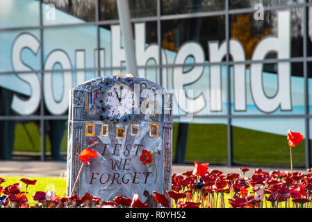 Flughafen London Southend, Essex, Großbritannien. Anlässlich des Jahrestages des Endes des Zweiten Weltkriegs ein commemorative Garten außerhalb des Terminal am Flughafen London Southend bestehend aus 2000 rot Keramik Mohn durch Hunderte von Kindern aus 25 Southend Schulen geöffnet wurde Stockfoto