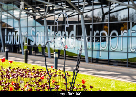 Flughafen London Southend, Essex, Großbritannien. Anlässlich des Jahrestages des Endes des Zweiten Weltkriegs ein commemorative Garten außerhalb des Terminal am Flughafen London Southend bestehend aus 2000 rot Keramik Mohn durch Hunderte von Kindern aus 25 Southend Schulen geöffnet wurde. Der Flughafen diente als RAF Rochford während der beiden Weltkriege. Es aber nicht es Tommy Stockfoto