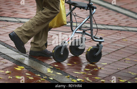 08. November 2018, Bayern, Bad Wörishofen: Ein älterer Mann mit einem rollator Spaziergänge in der Fußgängerzone (Abbildung auf das Thema Ruhestand). (Dpa' Pension Paket übergeben - Opposition warnt vor kostenexplosion") Foto: Karl-Josef Hildenbrand/dpa Stockfoto