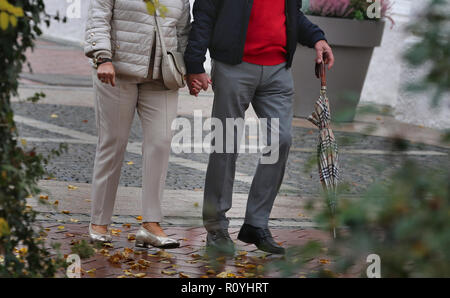 08. November 2018, Bayern, Bad Wörishofen: Ein älteres Paar Spaziergänge Hand in Hand in der Fußgängerzone (Abbildung zum Thema Pensionen). (Dpa' Pension Paket übergeben - Opposition warnt vor kostenexplosion") Foto: Karl-Josef Hildenbrand/dpa Stockfoto