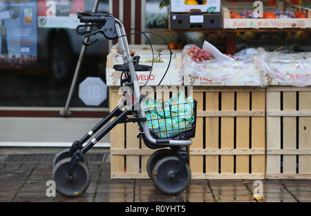 08. November 2018, Bayern, Bad Wörishofen: ein rollator steht vor einem Lebensmittelgeschäft (Abbildung zum Thema Pensionen). (Dpa' Pension Paket übergeben - Opposition warnt vor kostenexplosion") Foto: Karl-Josef Hildenbrand/dpa Stockfoto