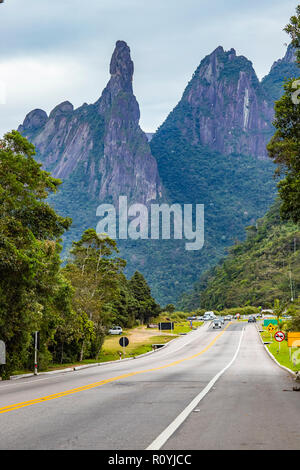 Exotische Berge, herrliche Berge. Berg der Finger Gottes. Stadt Teresópolis, Bundesstaat Rio de Janeiro, Brasilien, Südamerika. Stockfoto