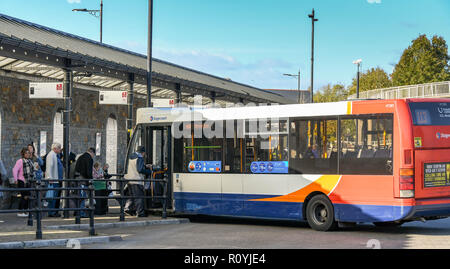 ABERDARE, WALES - Oktober 2018: Leute, die auf einen Bus in der Busbahnhof in Aberdare Stadtmitte. Stockfoto