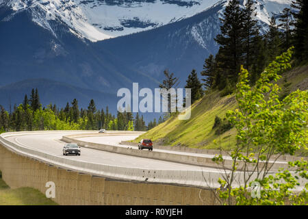 EN ROUTE REVELSTOKE zu Lake Louise, AB-JUNI 2018: Autos Schnee vorbei schneebedeckte Berge auf dem Trans Canada Highway Annäherung an den Lake Louise, AB. Stockfoto