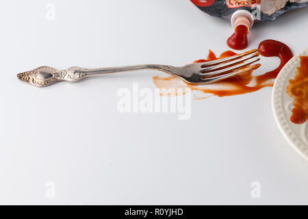 Tomatensauce Spritzer auf weißem Hintergrund mit Gabel Stockfoto