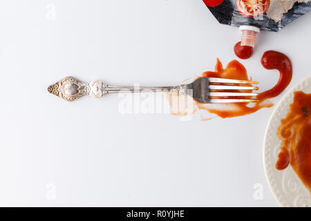 Tomatensauce Spritzer auf weißem Hintergrund mit Gabel Stockfoto