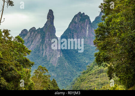 Exotische Berge, herrliche Berge. Berg der Finger Gottes. Stadt Teresópolis, Bundesstaat Rio de Janeiro, Brasilien, Südamerika. Stockfoto