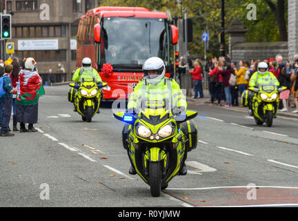 CARDIFF, WALES - NOVEMBER 2018: Polizei Motorrad outriders aus South Wales Polizei Begleitung der Bus der Welsh Rugby Team durch Straßen in Cardigan Stockfoto