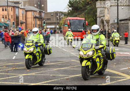 CARDIFF, WALES - NOVEMBER 2018: Polizei-Motorradfahrer von der South Wales Police begleiten den Bus des walisischen Rugby-Teams durch Cardiff Stockfoto