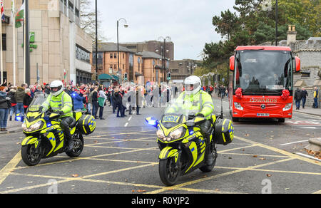 CARDIFF, WALES - NOVEMBER 2018: Polizei-Motorradfahrer von der South Wales Police begleiten den Bus des walisischen Rugby-Teams durch Cardiff Stockfoto