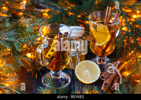 Schale mit roten Glühwein oder Sangria und Lebkuchen Kekse für Weihnachten Urlaub. Magic Drink auf Lichter Weihnachten Hintergrund dekoriert mit Zimt Stockfoto