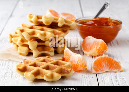 Belgische Waffeln mit Beeren und Eis in einer Platte Stockfoto