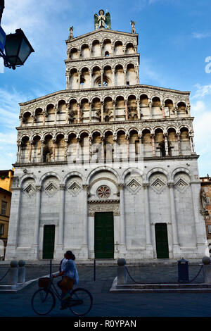 San Michele in Foro ist eine römisch-katholische Basilika Kirche, über das antike römische Forum gebaut. Lucca, Provinz Lucca, Toskana, Italien, Europa Stockfoto