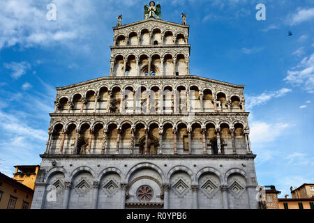San Michele in Foro ist eine römisch-katholische Basilika Kirche, über das antike römische Forum gebaut. Lucca, Provinz Lucca, Toskana, Italien, Europa Stockfoto
