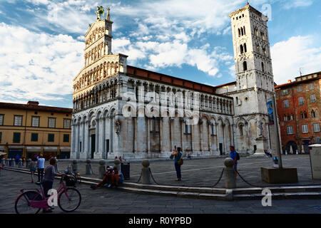 San Michele in Foro ist eine römisch-katholische Basilika Kirche, über das antike römische Forum gebaut. Lucca, Provinz Lucca, Toskana, Italien, Europa Stockfoto