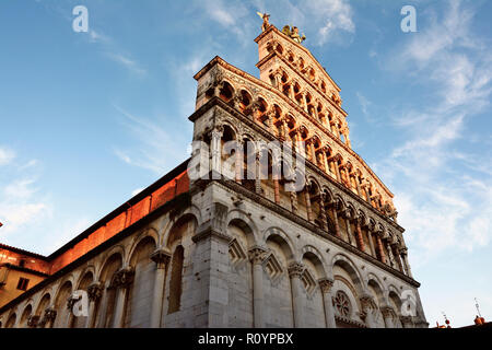 San Michele in Foro ist eine römisch-katholische Basilika Kirche, über das antike römische Forum gebaut. Lucca, Provinz Lucca, Toskana, Italien, Europa Stockfoto