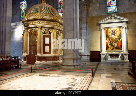 Kathedrale San Martino, im Kirchenschiff eine kleine achteckige Kapelle Tempel oder Schrein enthält die kostbarste Reliquie in Lucca, das Heilige Antlitz von Lucca oder Stockfoto