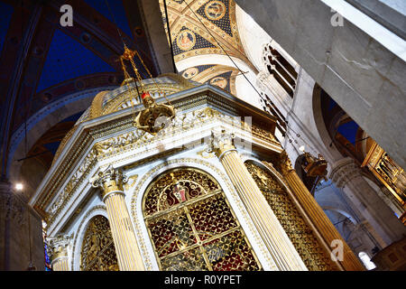 Kathedrale San Martino, im Kirchenschiff eine kleine achteckige Kapelle Tempel oder Schrein enthält die kostbarste Reliquie in Lucca, das Heilige Antlitz von Lucca oder Stockfoto