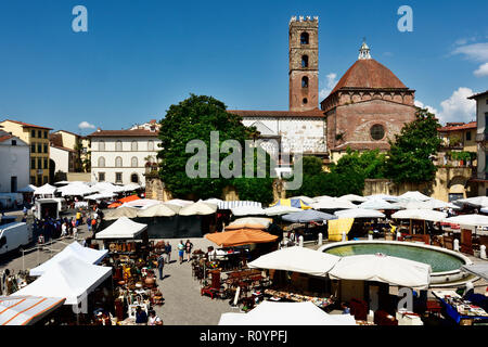 Wochenmarkt auf der Piazza Antelminelli, im Hintergrund die Kirche von Saint Giovanni, Lucca, Provinz Lucca, Toskana, Italien, Europa Stockfoto