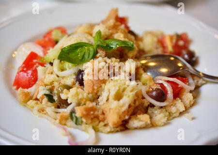 Traditionelle italienische Küche. Panzanella Salat mit Brot. Lucca, Provinz Lucca, Toskana, Italien, Europa Stockfoto
