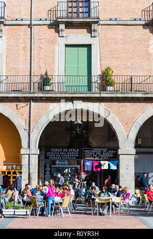 Die Plaza del Mercado Chico, der Hauptplatz von Avila, befindet sich im Zentrum der Stadt. Es ist ein rechteckiger Platz mit Arkaden auf drei Seiten. Ein Stockfoto