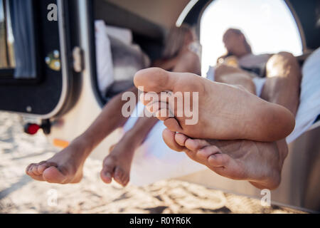 Barfuss der Mann und die Frau in der Mobile home liegen alle Reisen um Land Stockfoto