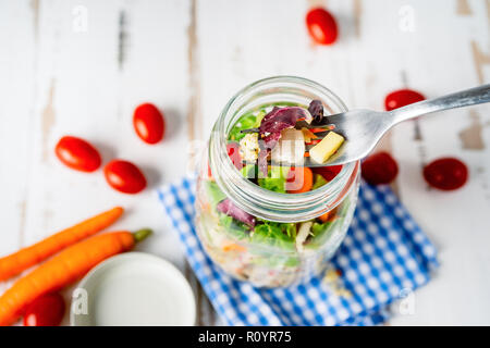 Blick von oben auf die gesunden Salat im Glas Stockfoto